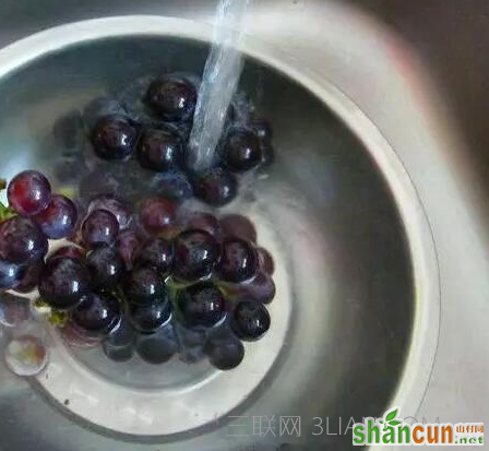 洗葡萄的正确方法 用面粉洗