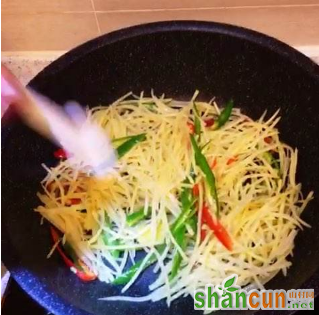 炒菜怎样防止油溅出来，新手必看小常识 山村