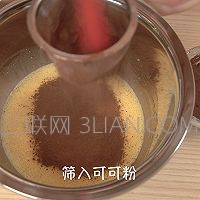 可可戚风 巧克力围边奶油蛋糕（视频菜谱）的做法图解2