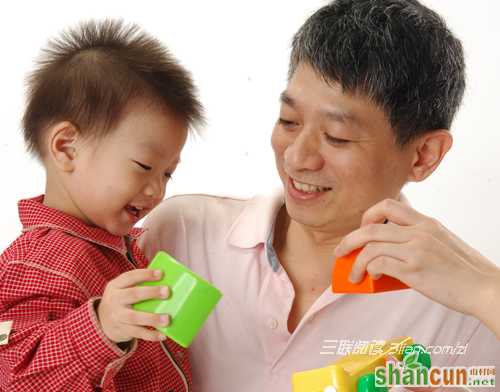 家长不妨适时“装傻装穷” 山村阅读