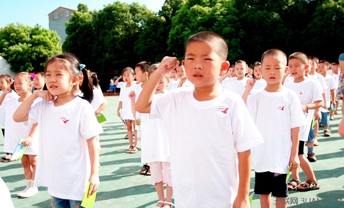 习惯从小培养，小学生穿着礼仪 山村