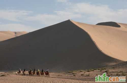 提高反差打造广阔的沙漠美景