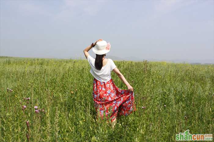 Photoshop打造暗调青红色草原人物图片  山村