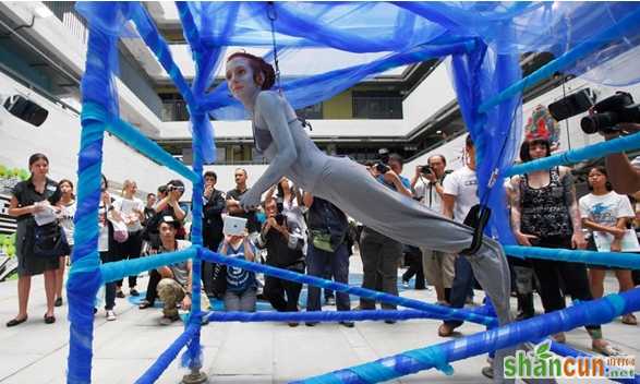 行为艺术家鱼钩穿身呼吁保护鲨鱼