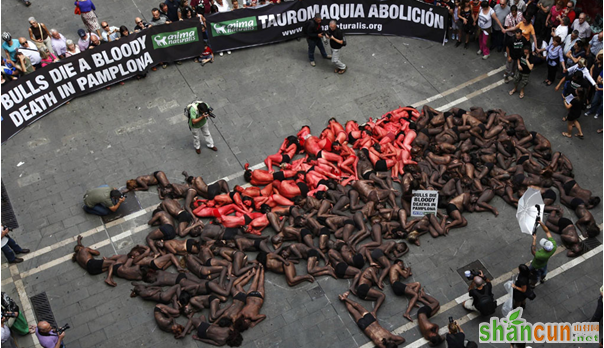 西班牙行为艺术呼吁废除奔牛节