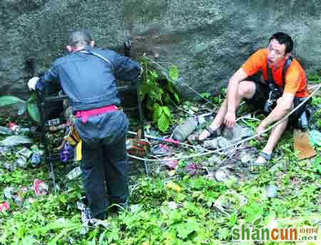 　　40小时同伴相守小狗被困悬崖，攀岩解救