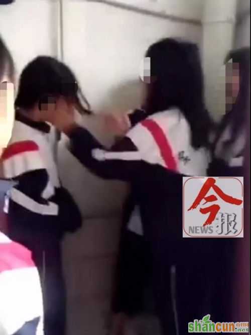广西中学女生疑遭欺凌20秒被扇20耳光 官方:正核查