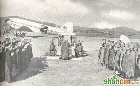 1955年10月15日，广州佛教徒恭送佛牙舍利赴缅甸。