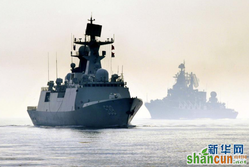 中俄军舰在演习中。新华社记者 李紫恒 摄 图片来源：新华网