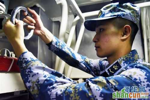 海军北海舰队潜艇某部士官张傲在自己的战位对设备进行例行巡查（4月25日摄）。新华社记者 王凯 摄