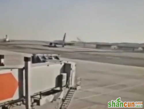 波音777撞断机场信号塔