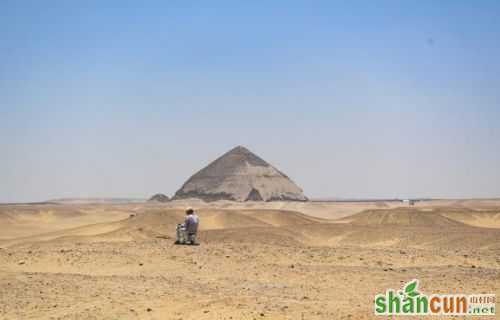 埃及开放弯曲金字塔 第四王朝法老萨夫罗所建